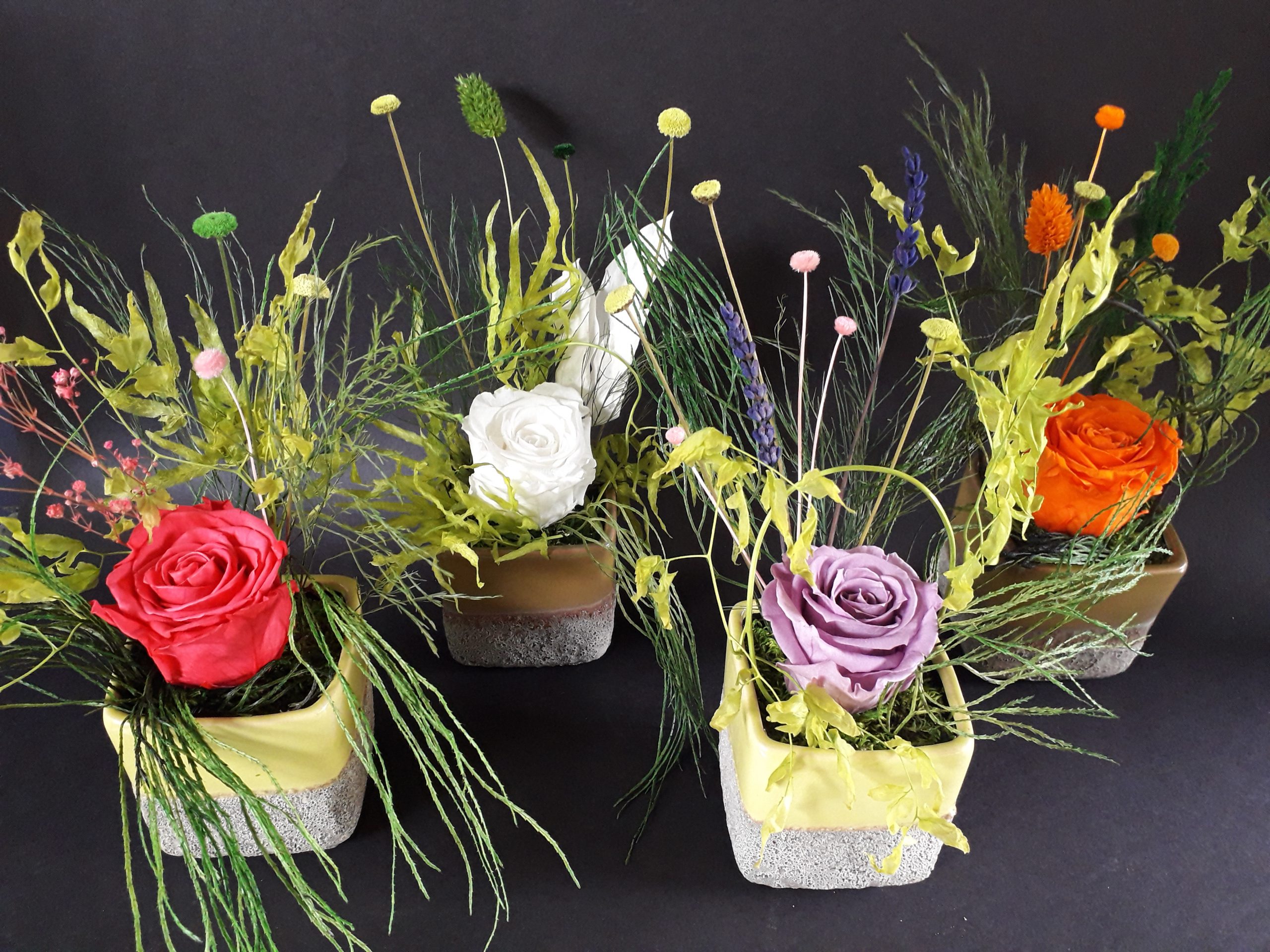ccomposition florale / vase en ceramique carre pm / a poser
