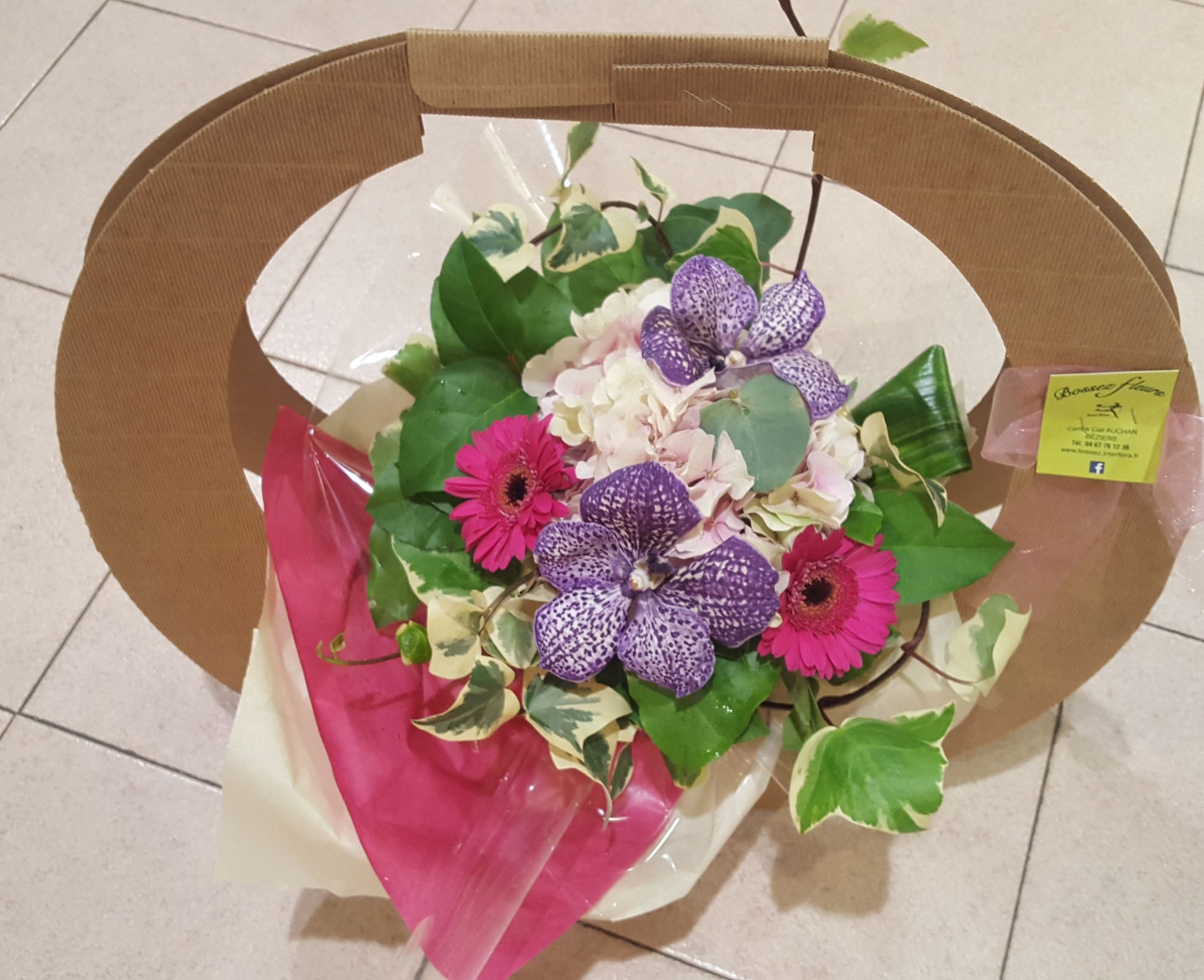 bouquet rond composé dans un sac