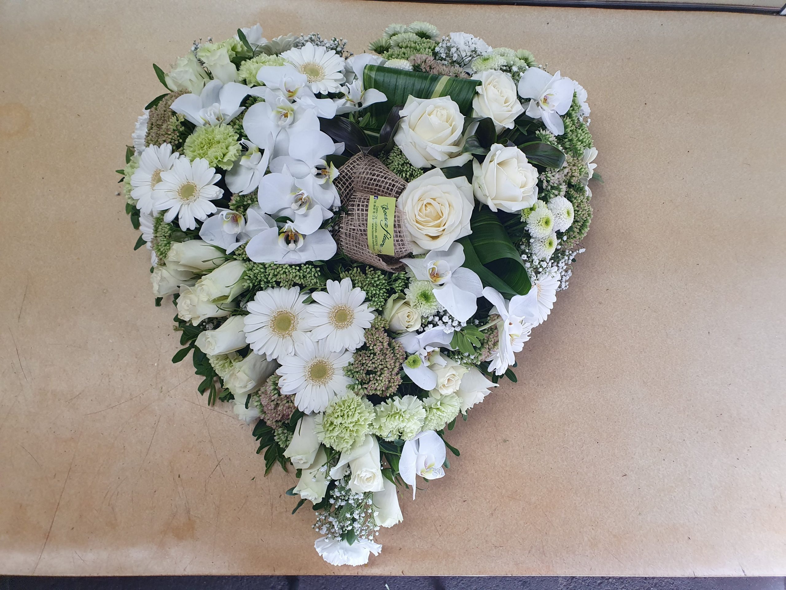coeur funéraire de fleurs blanches