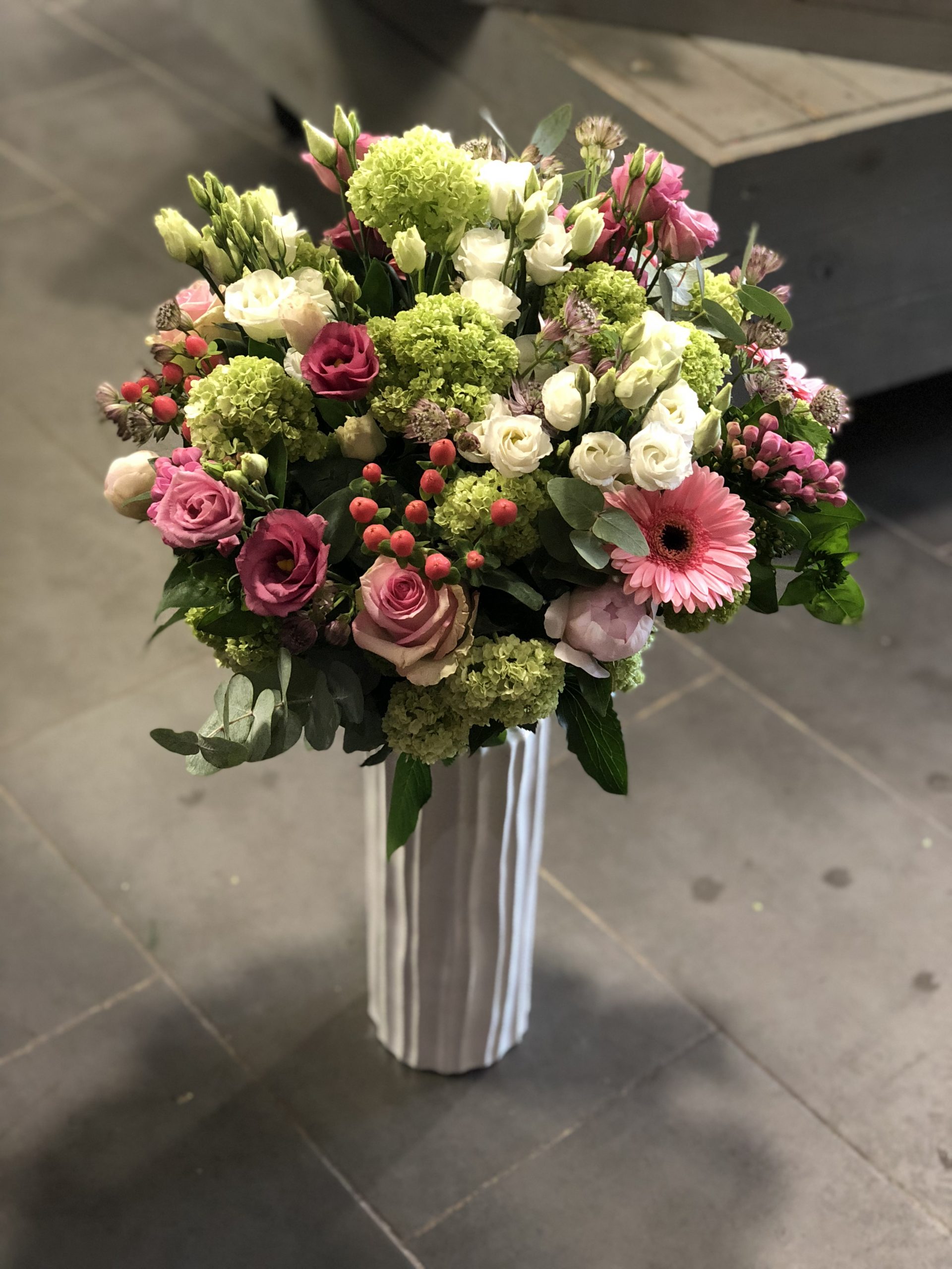 Le vase et son bouquet de fleurs fraîches