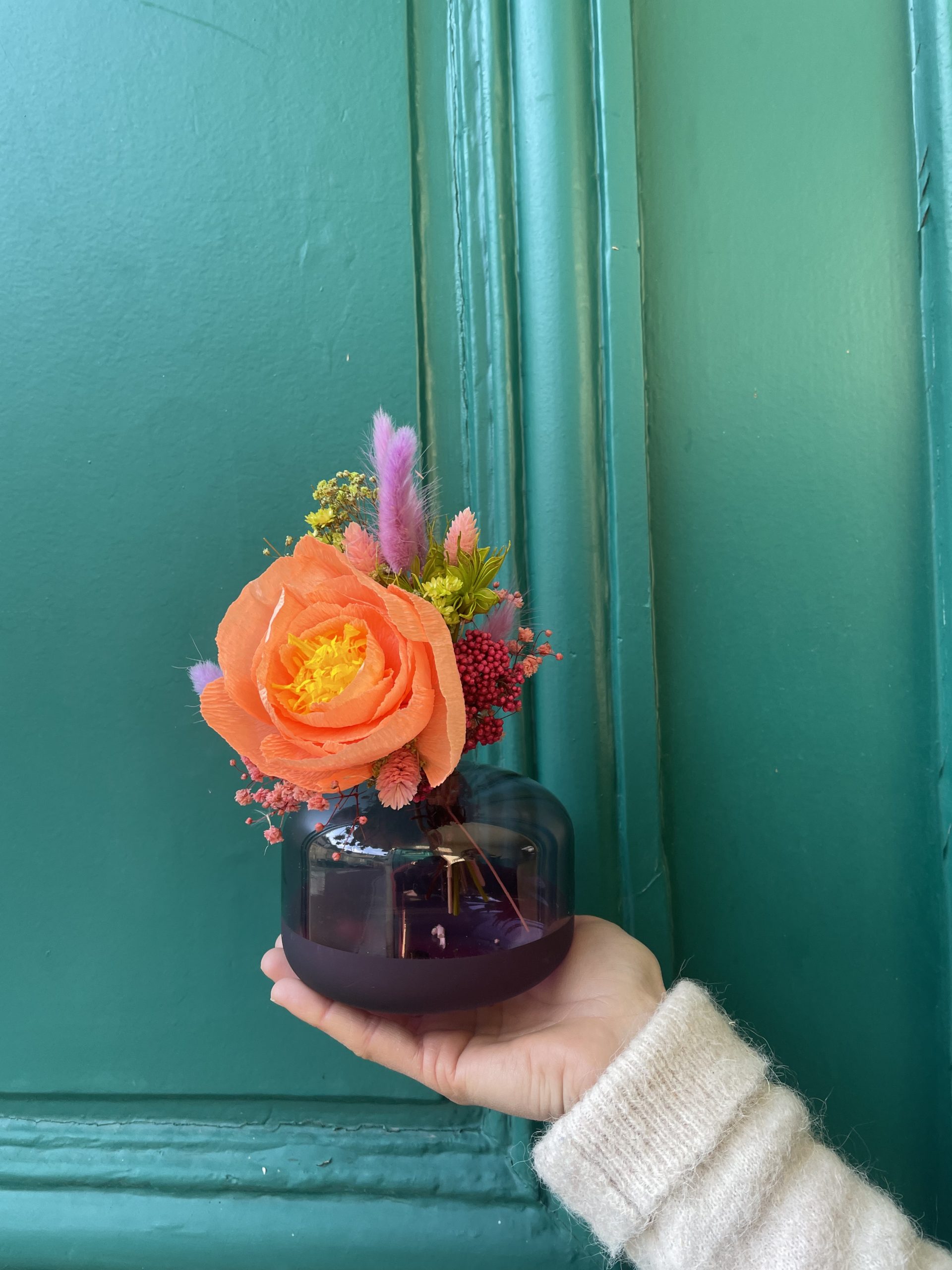 Bouquet en fleurs séchées colorées avec son vase
