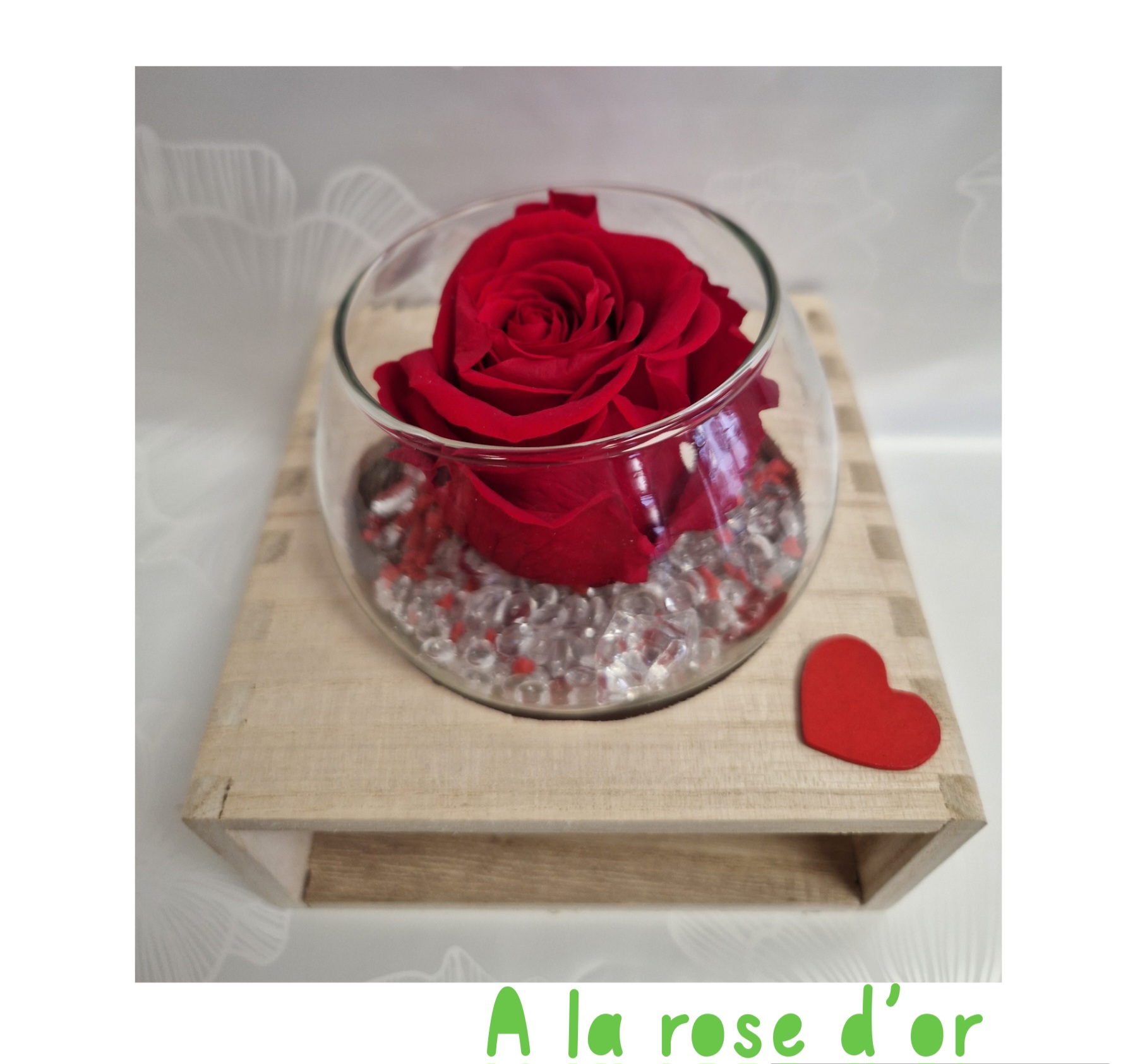Rose éternelle dans sa boule en verre sur socle bois