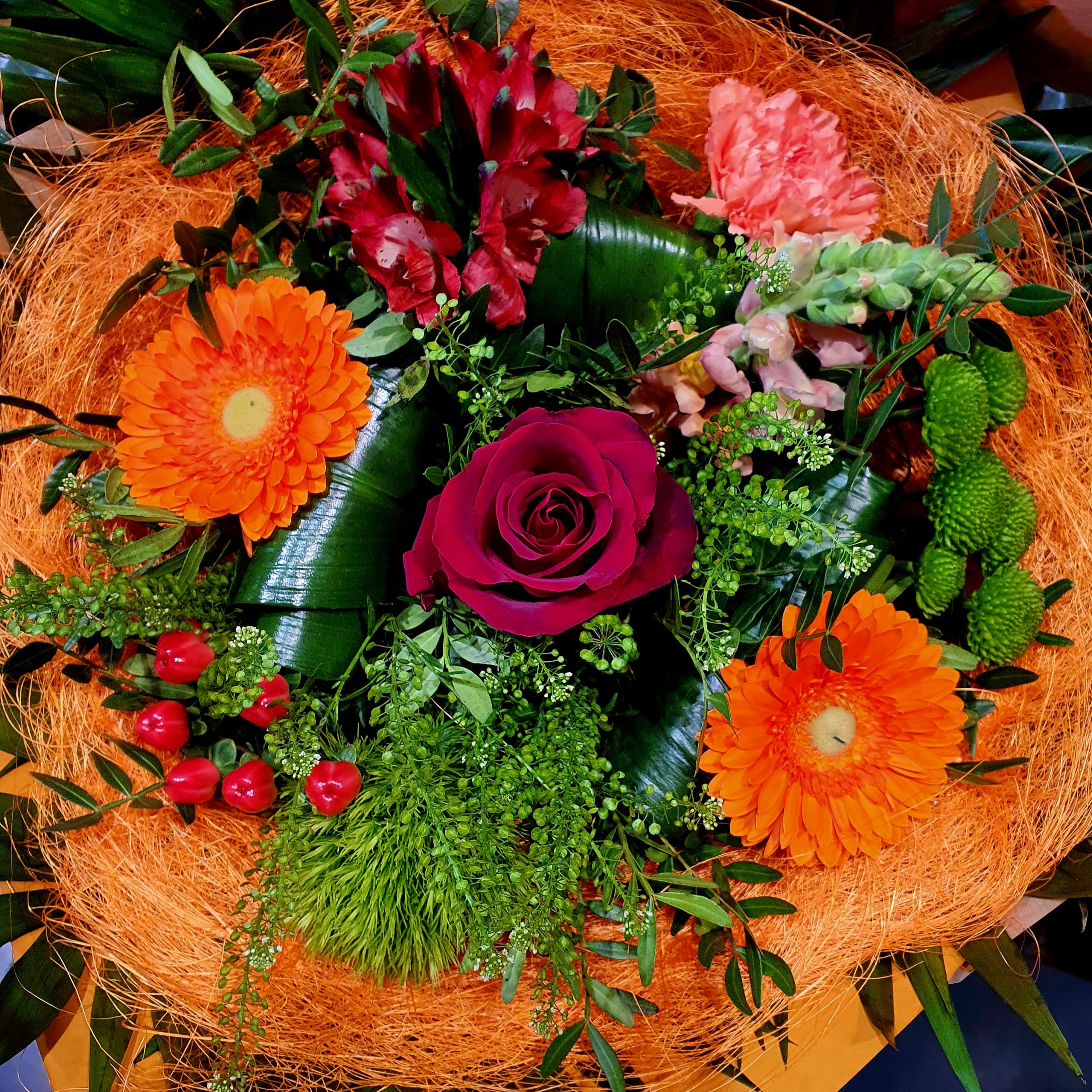 Bouquet rond orange et rouge.