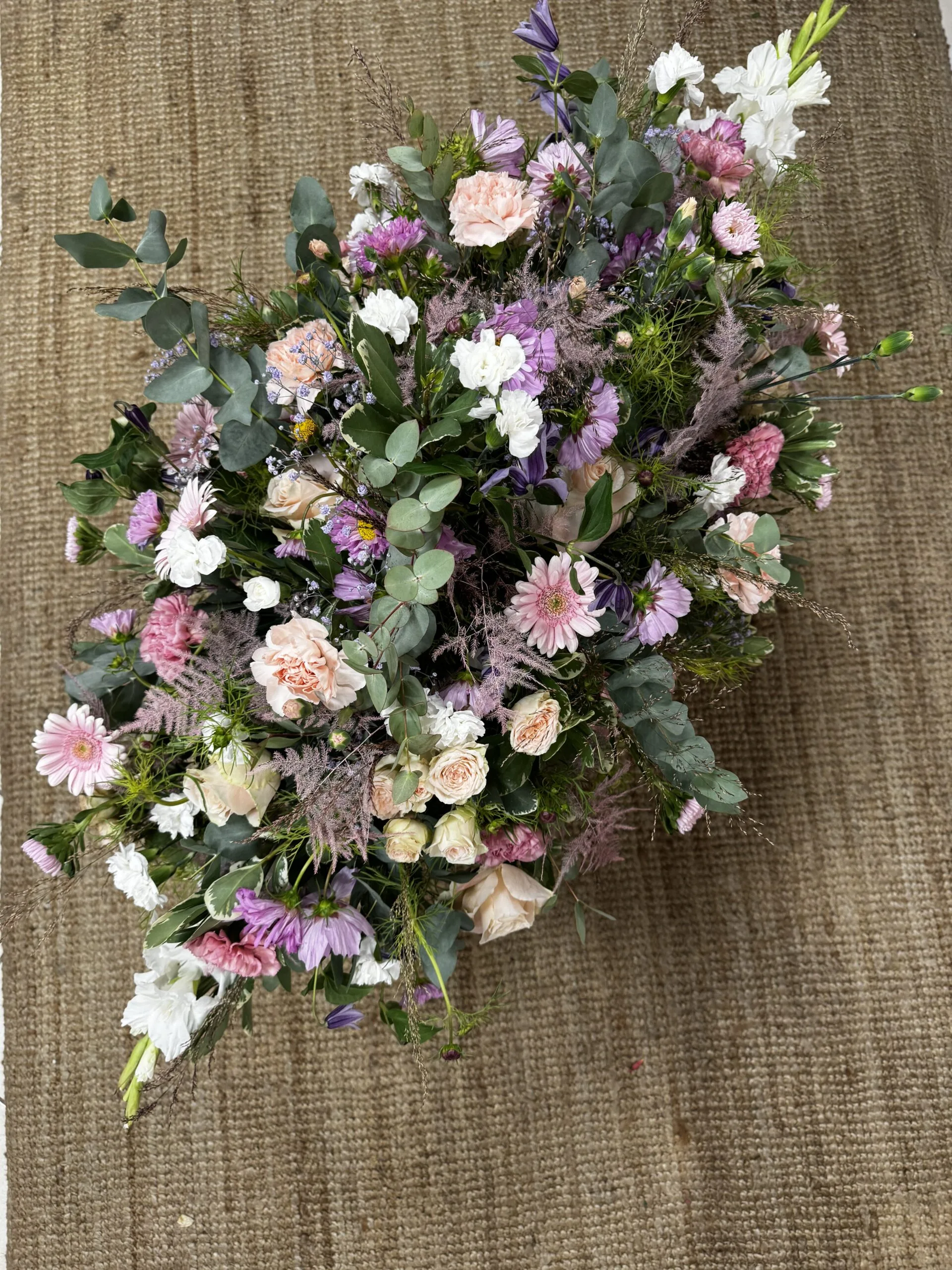 Dessus de cercueil champêtre, par Chez les fleuristes, fleuriste à Villeneuve-lès-Béziers